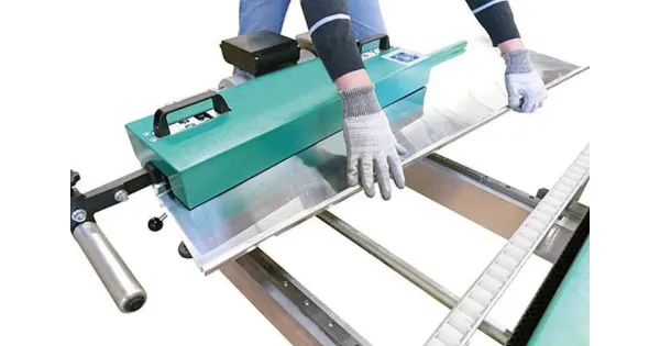Kompaktowa profilarka elektryczna do rąbka stojącego na pokryciach dachowych i blach 720 mm PROBAC-CPRO