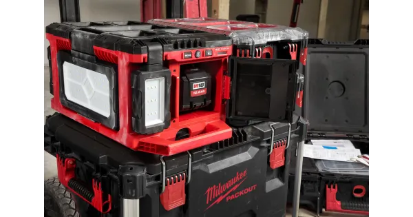 LAMPA STREFOWA PACKOUT MILWAUKEE M18 POALC-0